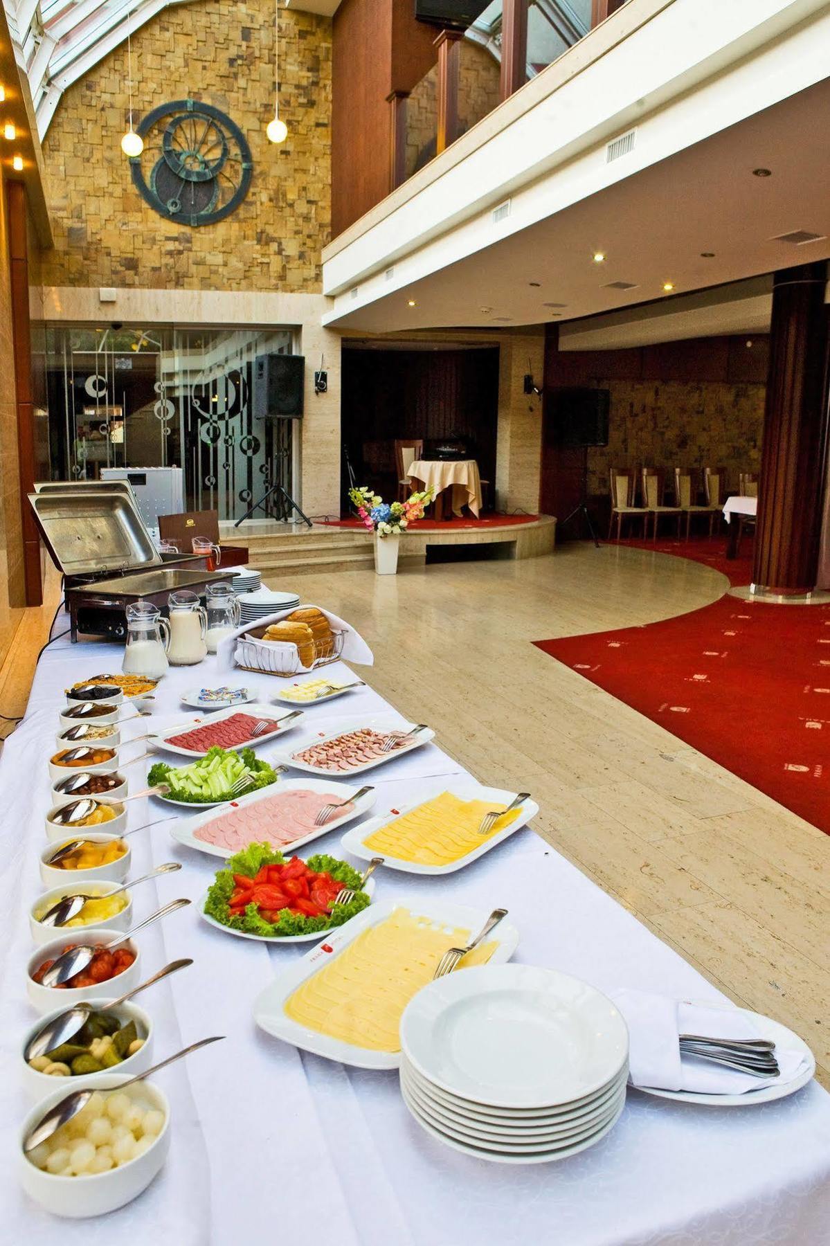 Praha Park Hotel Uzhhorod Ngoại thất bức ảnh
